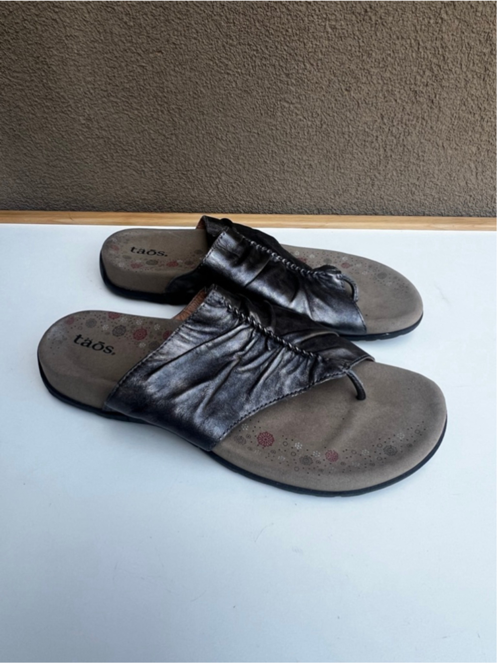 Taos Gift 2 Sandals Slides Comfort Metallic Silver Comfort Ruched Womens Size 8